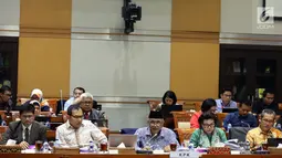 Pimpinan KPK Agus Rahardjo (tengah) memberi penjelasan saat mengikuti RDP dengan Komisi III DPR di Kompleks Parlemen, Senayan, Jakarta, Senin (11/9). (Liputan6.com/Johan Tallo)