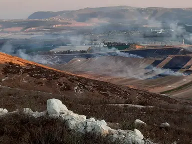 Asap mengepul setelah serangan artileri berat Israel di desa perbatasan Maroun Al-Ras, Lebanon, Minggu (1/9/2019). Serangan artileri berat Israel menyebabkan kebakaran lahan di desa perbatasan Lebanon selatan. (AP Photo/Mohammed Zaatari)