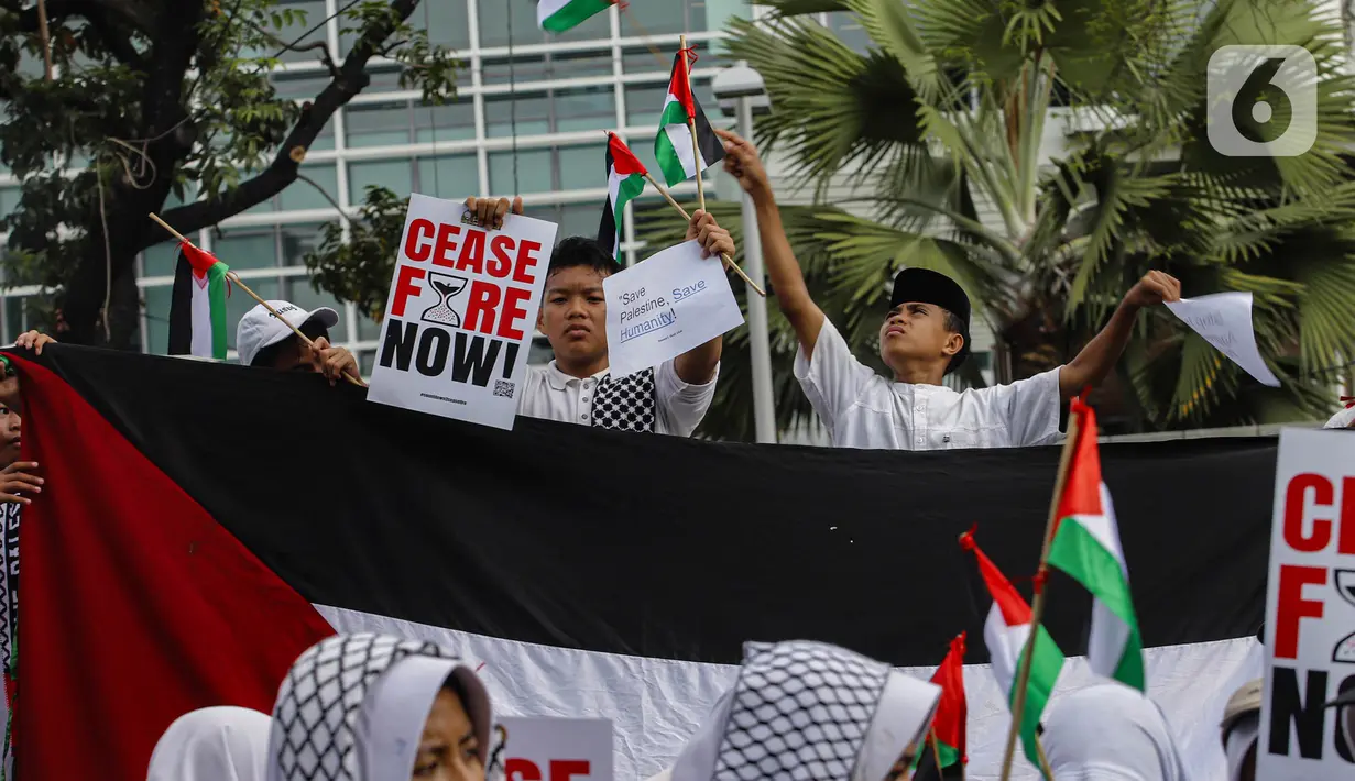 Pengunjuk rasa yang datang terlihat mengibarkan bendera Palestina dan membawa sejumlah poster yang mengutuk kekejaman Israel. (Liputan6.com/Angga Yuniar)