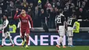 Pemain AS Roma Cengiz Under (kiri) melakukan selebrasi setelah kiper Juventus mencetak gol bunuh diri pada pertandingan Coppa Italia di Turin, Italia, Rabu (22/1/2020). Juventus menggilas AS Roma 3-1 dan berhasil lolos ke semifinal. (Marco Bertorello/AFP)