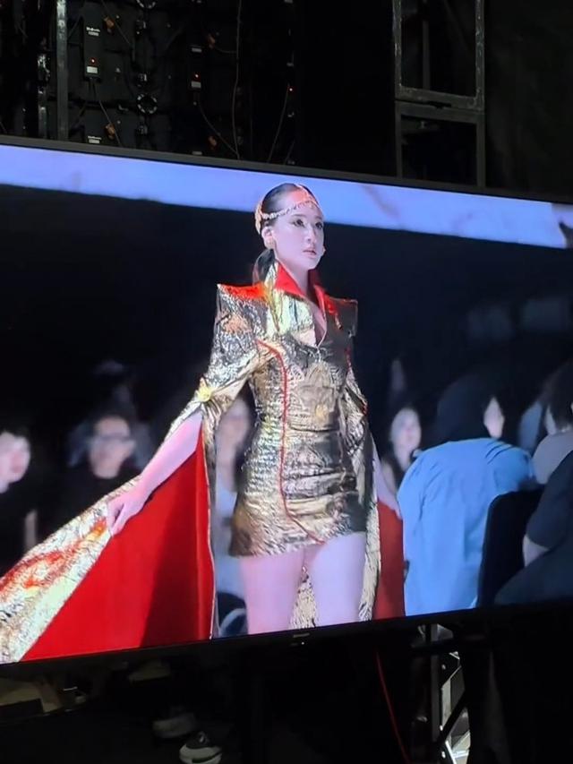 7 Potret Laura Moane di Catwalk JF3, Tampil Menyala dengan Busana Emas