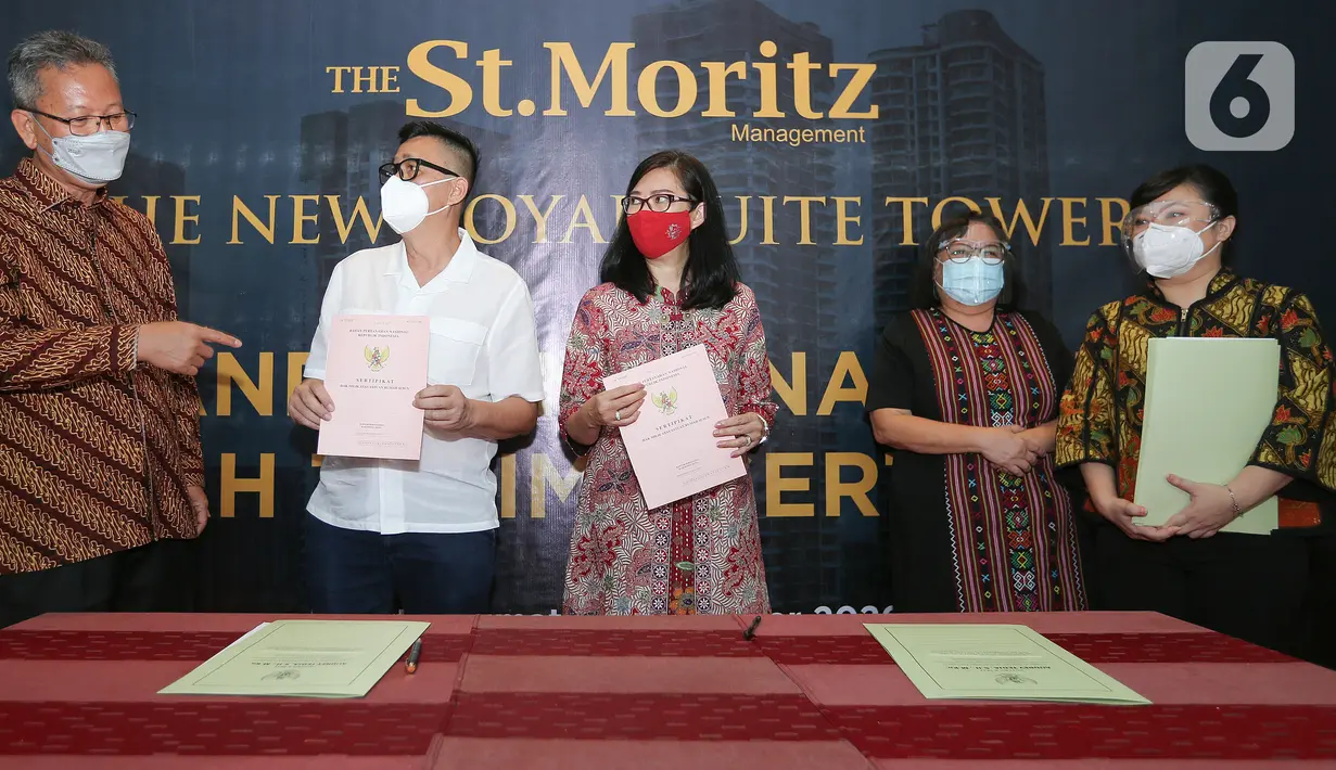 Sebanyak 204 sertifikat diberikan pada awal proses serah terima dan menyusul untuk 5 tower lainnya yaitu The New Presidential Suite Tower, The Presidential Suite Tower, The New Ambassador Suite Tower, The Ambassador Suite Tower, dan The Royal Suite Tower dengan total 1.060 unit. (Liputan6.com/Pool)