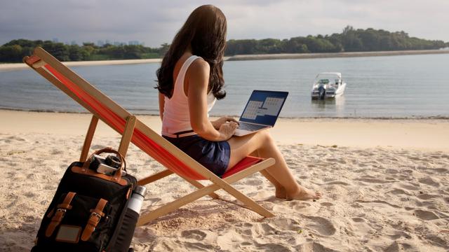 Ilustrasi holiday burnout, bekerja saat liburan