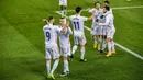 Para pemain Real Madrid merayakan gol yang dicetak oleh Karim Benzema ke gawang Alaves pada laga Liga Spanyol di Stadion Mendizorroza, Sabtu (23/1/2021). Real Madrid menang dengan skor 4-1. (AP/Alvaro Barrientos)