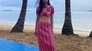 Jennie Blackpink tampil serba pink saat berada di pantai. Mengenakan atasan crop dipadukan midi skirtnya. [@jennierubyjane]