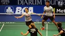 Ganda Campuran Indonesia, Preveen Jordan/Debby Susanto mengembalikan kok ke arah Mathias Christiansen/Sara Thygesen (Denmark) di putaran pertama Indonesia Open 2017 di Jakarta, Selasa (13/6). Preveen/Debby kalah 1-2. (Liputan6.com/Helmi Fithriansyah)