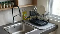 10 Cara Membuat Area Cuci Piring di Dapur Sempit agar Tidak Mudah Becek & Selalu Kering