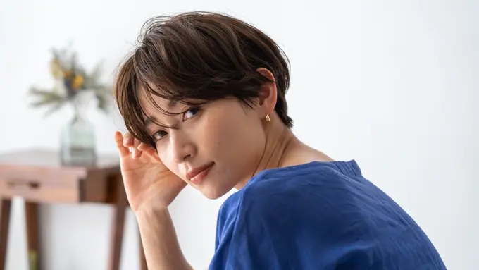 rambut pendek wajah serius mandiri