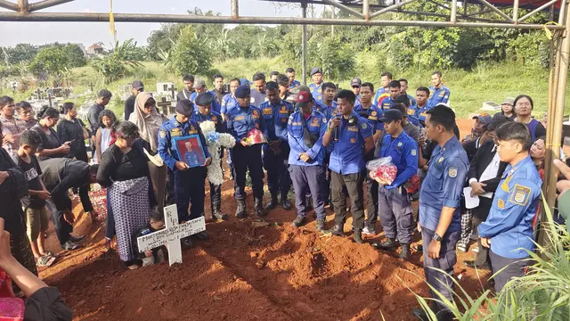 Sejumlah anggota DPKP Kota Depok turut menghadiri pemakaman Martinnus Reja Panjaitan yang meninggal usai melakukan penanganan kebakaran di Pasar Cisalak, Depok.