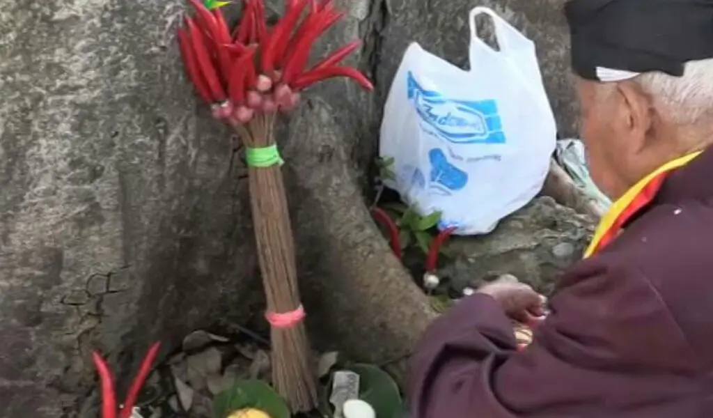 Ritual memasang sesaji biasa dilakukan para pawang hujan. (foto: Liputan6.com/edhie prayitno ige)