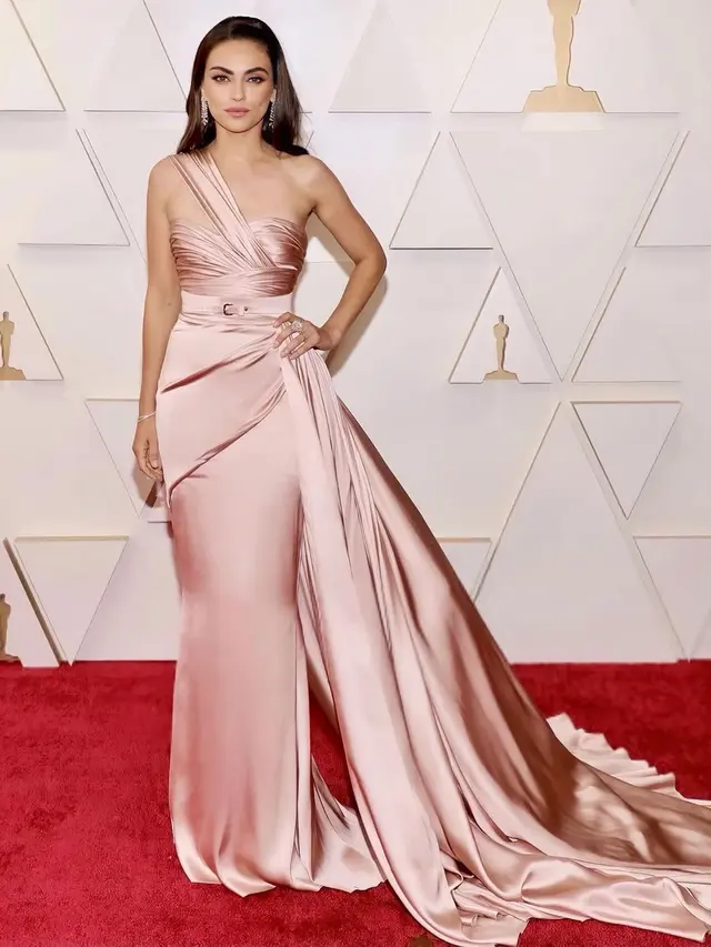 Parade Busana Artis yang Tunjukkan Solidaritas untuk Ukraina di Oscars 2022, Mulai dari Mila Kunis hingga Jason Momoa