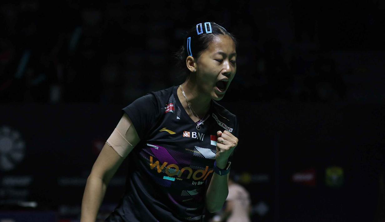 Namun, permainan tenang Putri Kusuma Wardani berhasil mengamankan dua poin terakhir sekaligus menutup laga di set kedua dengan skor 21-15. Tampak dalam foto, pebulu tangkis tunggal putri Indonesia, Putri Kusuma Wardani saat beraksi melawan wakil Taiwan, Sung Shuo Yun, pada babak 32 besar Indonesia Masters 2026 di Istora Gelora Bung Karno, Senayan, Jakarta, Rabu (21/1/2026) malam. (Bola.com/Abdul Aziz)