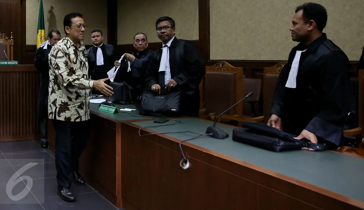 Mantan Ketua DPD, Irman Gusman bersalaman dengan tim kuasa hukumnya usai sidang lanjutan di Pengadilan Tipikor Jakarta, Selasa (15/11). Sidang beragenda pembacaan nota keberatan/eksepsi yang dibacakan pihak kuasa hukum terdakwa. (Liputan6.com/Johan Tallo)
