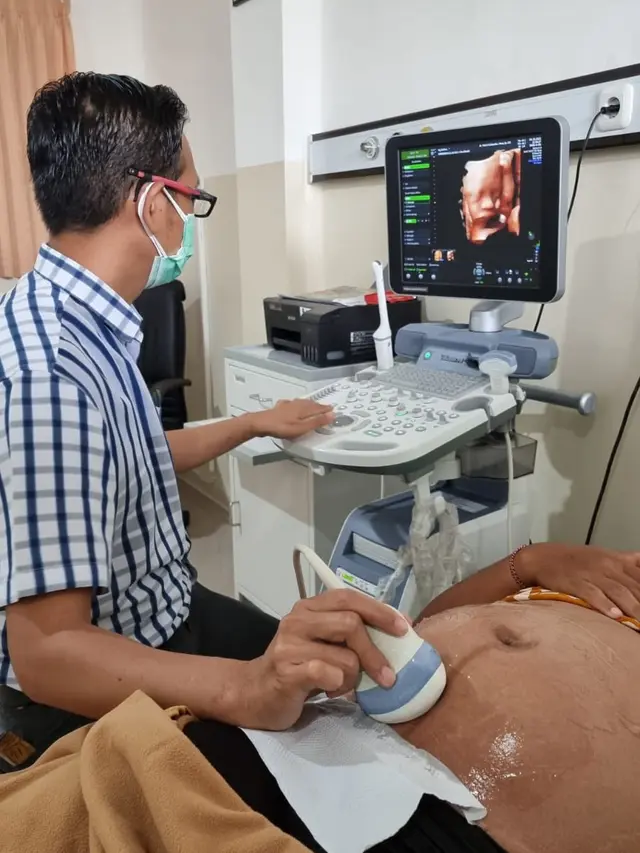 Pemeriksaan Ibu Hamil Oleh Dokter Suhendro