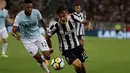 Penyerang Juventus, Paulo Dybala berusaha membawa bola dari kejaran pemain Lazio pada pertandingan final Piala Super Italia di stadion Olimpiade Roma, Italia (13/8). Lazio menang atas Juventus dengan skor 3-2. (AP Photo / Gregorio Borgia)