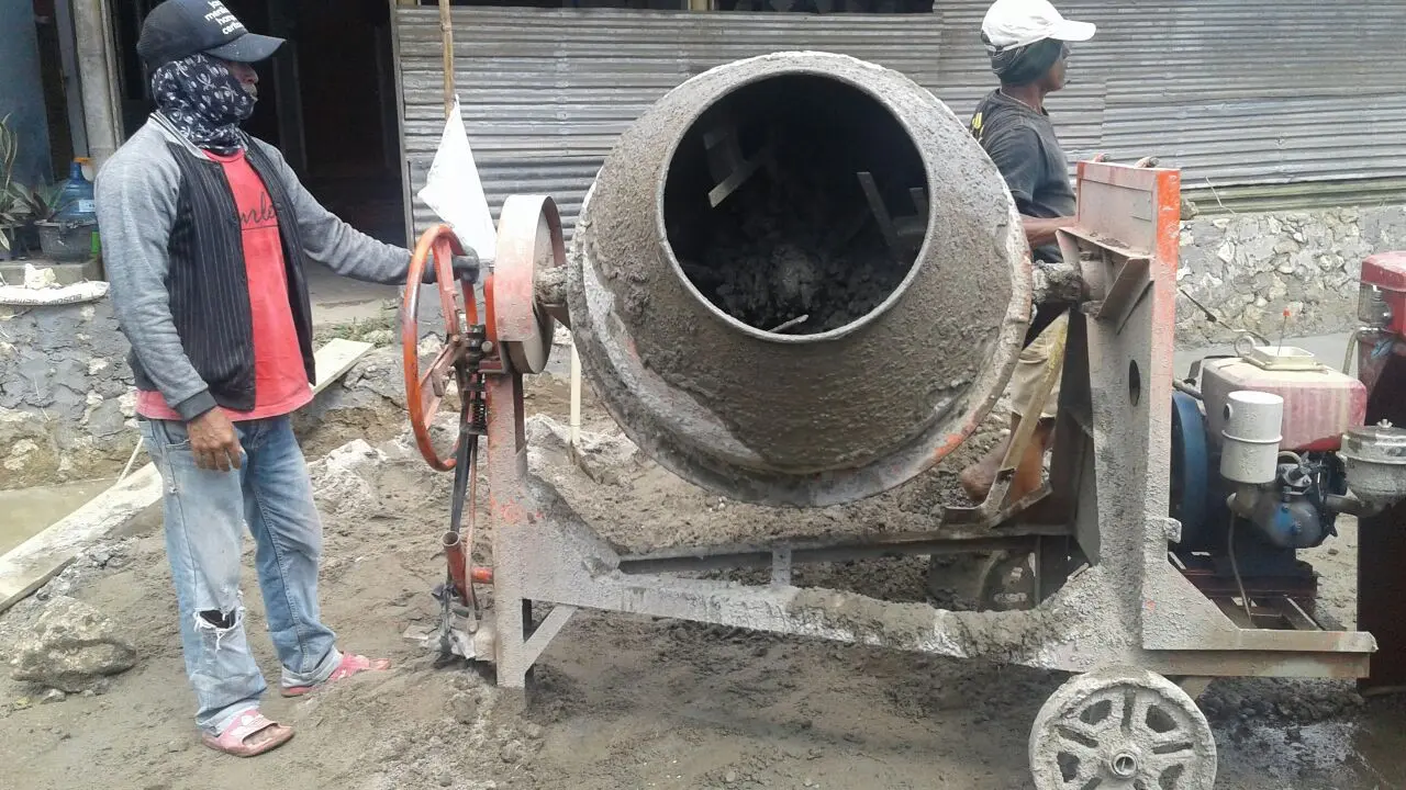 Mesin molen kuno yang digunakan pekerja untuk melebarkan jalan provinsi. Foto: (Eka Hakim/Liputan6,com)