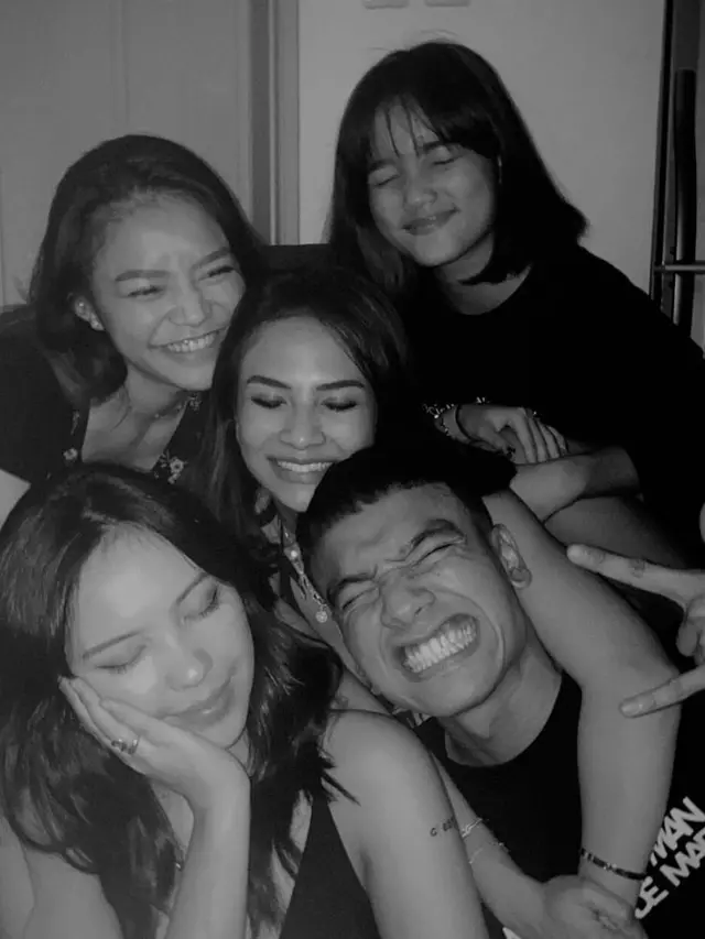 Jarang Tersorot, Ini 6 Potret Kebersamaan Fadly Faisal dan Kekasih