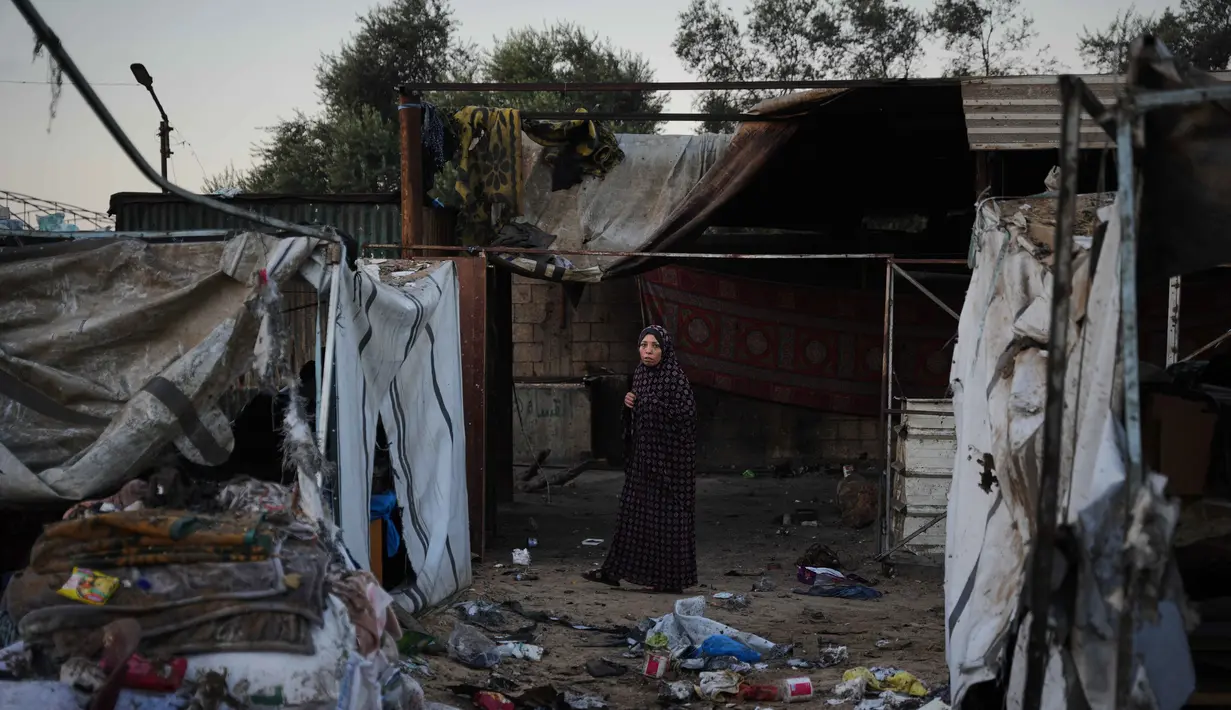 Warga Palestina yang mengungsi memeriksa kerusakan akibat serangan tentara Israel di kamp tenda mereka di Deir al-Balah, Jalur Gaza, Rabu 29 Oktober 2025. Setidaknya, ada 94 warga Palestina meninggal dunia akibat serangan Israel sejak dimulainya gencatan senjata. (AP Photo/Abdel Kareem Hana)