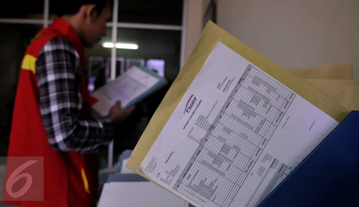Suasana penggeledahan oleh Dirtipidkor Mabes Polri di PT Tirtamarta Wisesa Abadi, Jakarta, Selasa (23/6/2015). Penggeledahan ini terkait kasus dugaan korupsi pengadaan printer dan scanner untuk SMAN dan SMKN di Jakarta. (Liputan6.com/Johan Tallo) 