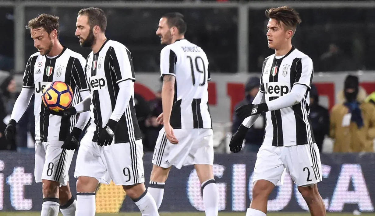 Striker Juventus, Gonzalo Higuain, dan rekan-rekannya tampak kecewa usai menyerah dari Fiorentina pada laga Liga Italia di Stadion Artemio Franchi, Minggu (15/1/2017). Juventus kalah 1-2 dari Fiorentina. (EPA/Maurizio Degl' Innocenti)