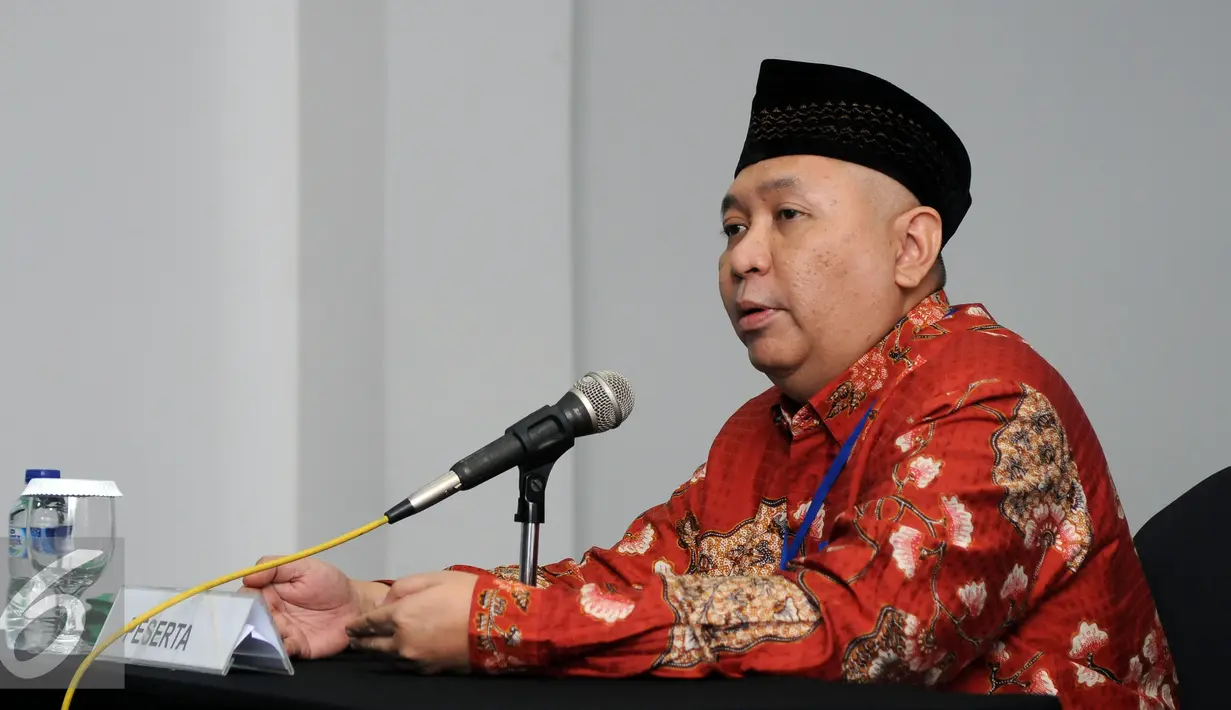 Peserta seleksi calon anggota Kompolnas 2016-2020, Andrea H Poeloengan menjawab pertanyaan pansel saat mengikuti sesi wawancara di Jakarta, Rabu (6/4/2016). 24 peserta mengikuti sesi wawancara terbuka. (Liputan6.com/Helmi Fithriansyah)