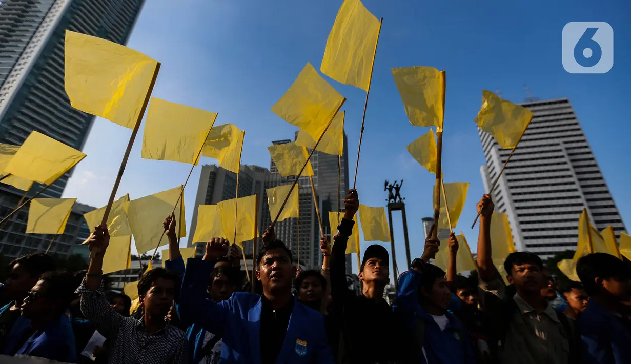 Mereka juga membentang spanduk bertuliskan Stop Politisasi Uang Rakyat. (Liputan6.com/Angga Yuniar)