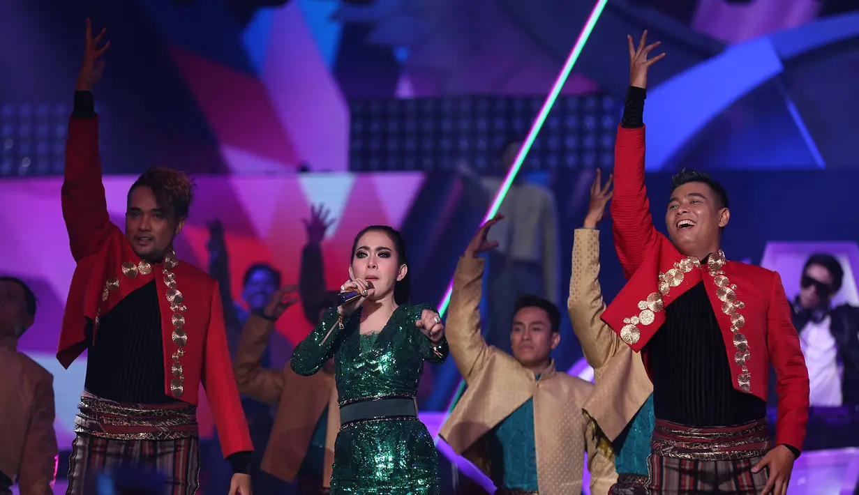 Penampilan Syahrini di Konser Raya 21 Indosiar di Istora Senayan, Jakarta, Senin (11/1/2016) malam.