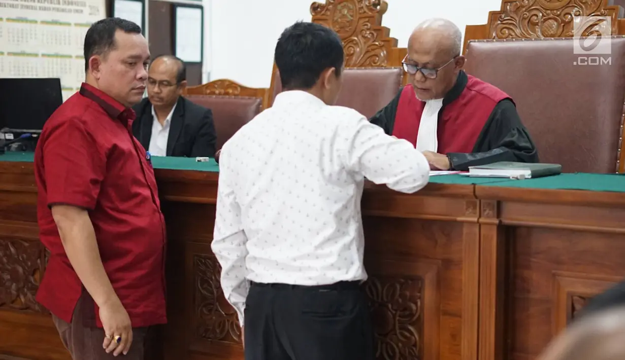 Kuasa hukum tersangka dugaan makar dan kepemilikan senjata api ilegal Kivlan Zen, Tonin Tachta (kiri) menghampiri majelis hakim saat sidang permohonan praperadilan di PN Jakarta Selatan, Senin (22/7/2019). Sidang praperadilan kembali digelar setelah sempat ditunda. (Liputan6.com/Immanuel Antonius)