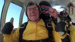 Seorang kakek, Verdun Hayes , berada di dalam pesawat sebelum melompat dari ketinggian 15.000 kaki (4,5 km) di Devon, Inggris, Minggu (14/5). Hayes melakukan skydiving untuk merayakan ulang tahunnya yang ke 101. (Skydive.buzz via AP)