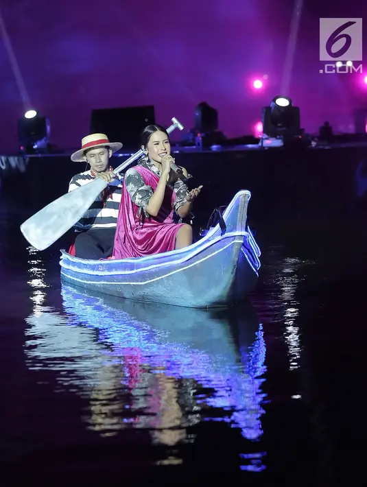Maudy Ayunda menyanyi di atas perahu saat tampil dalam Grand Launch Vivo V15 Go Up di Taman Air Mancur Sri Baduga, Purwakarta, Jawa Barat, Selasa (5/3). Perahu dayung tersebut menjadi panggung kecil bagi Maudy. (Fimela.com/Bambang E Ros)