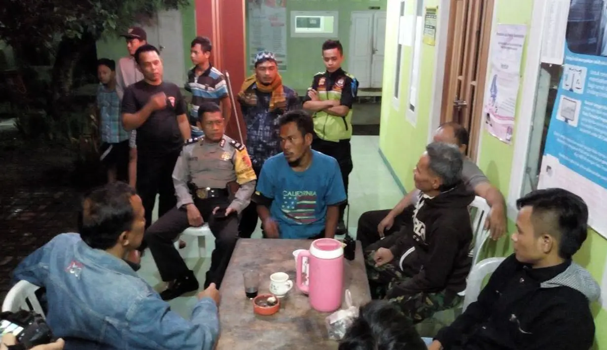 Kepolisian Resor Bogor mendata salah satu orang dengan gangguan jiwa di Kabupaten Bogor, Jawa Barat, Rabu (14/2). Sebanyak 16 orang gangguan kejiwaan diamankan untuk mencegah terjadinya tindak penyimpangan terhadap mereka. (Liputan6.com/HO/Polres Bogor)