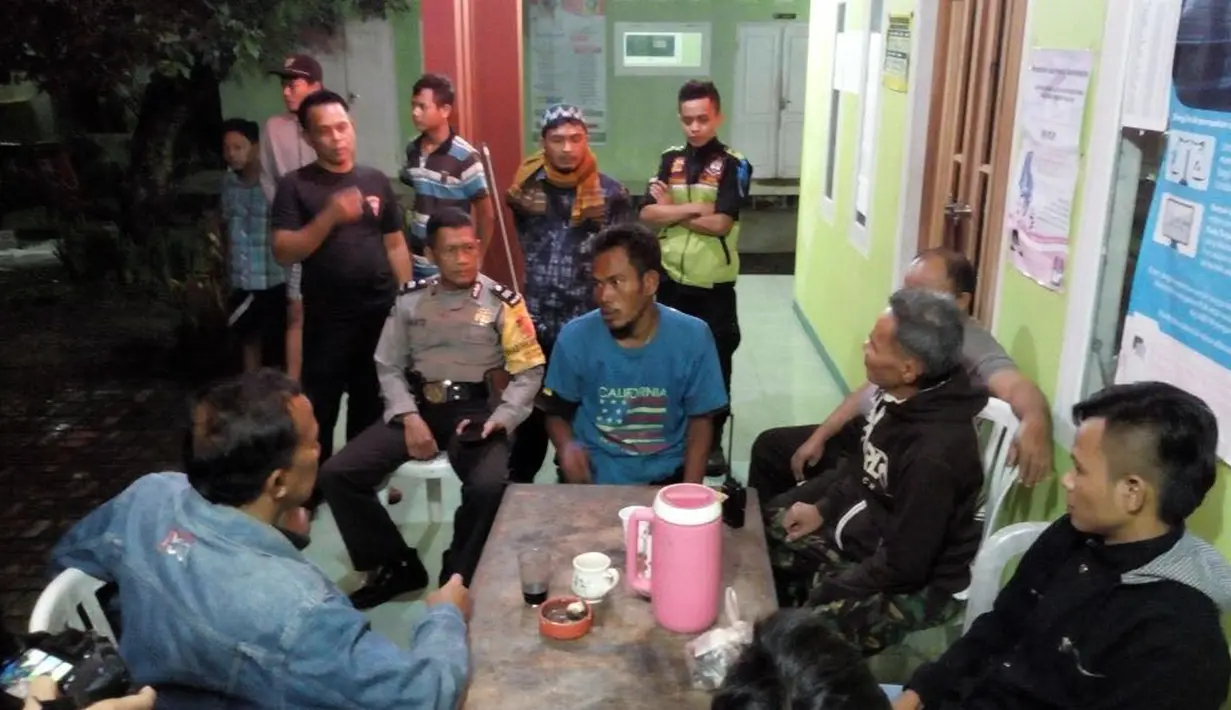 Kepolisian Resor Bogor mendata salah satu orang dengan gangguan jiwa di Kabupaten Bogor, Jawa Barat, Rabu (14/2). Sebanyak 16 orang gangguan kejiwaan diamankan untuk mencegah terjadinya tindak penyimpangan terhadap mereka. (Liputan6.com/HO/Polres Bogor)