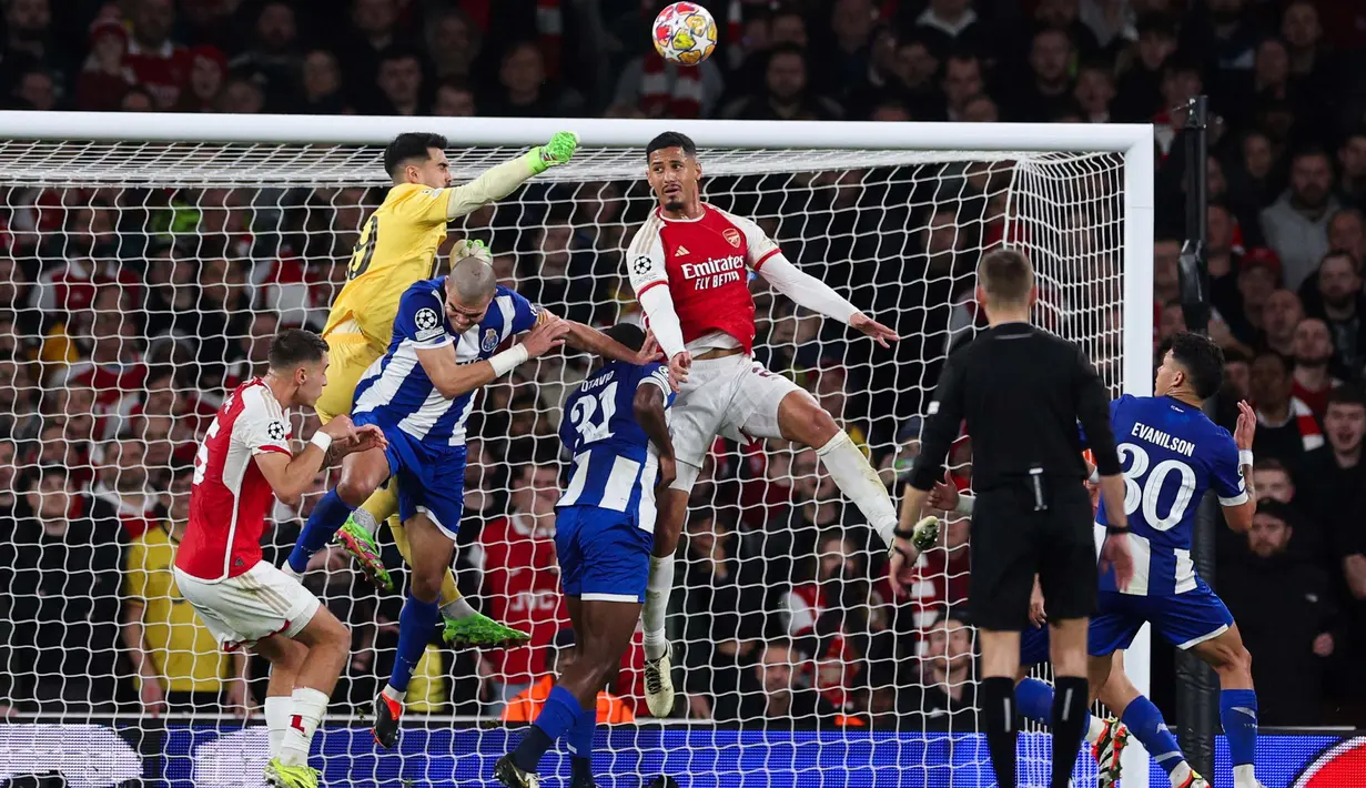 Bermain di leg kedua babak 16 besar Liga Champions 2023/2024, Arsenal berhasil merubah agregat gol menjadi 1-1. (Adrian DENNIS/AFP)