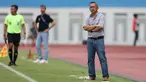 Pelatih Persikabo 1973, Aji Santoso (kanan), mengamati permainan timnya dari pinggir lapangan dalam pertandingan pekan ke-9 BRI Liga 1 2023/2024 melawan Madura United yang berlangsung di Stadion Wibawa Mukti, Sabtu (20/8/2023). (Bola.com/Abdul Aziz)