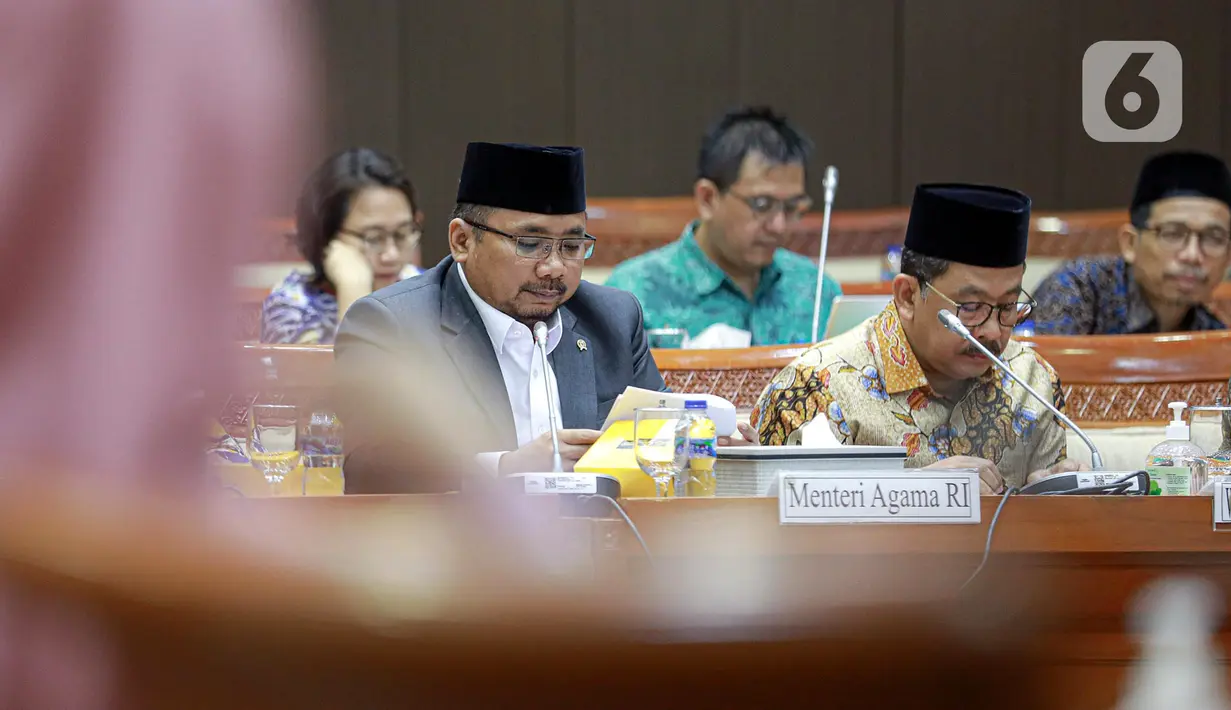 Menteri Agama Yaqut Cholil Qoumas (depan, kiri) saat rapat kerja dengan Komisi VIII DPR RI di Gedung Parlemen, Jakarta, Kamis (19/1/2023). Rapat kerja membahas kinerja penyelenggaraan ibadah Haji. (Liputan6.com/Faizal Fanani)