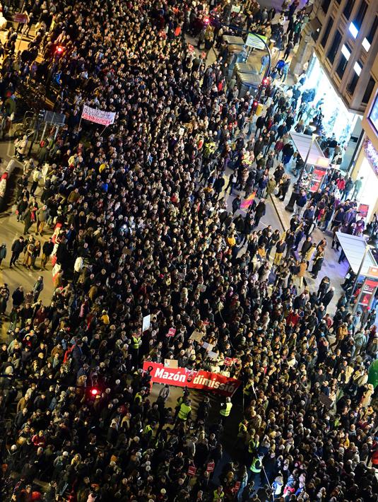 Banjir juga berdampak pada ribuan keluarga yang saat ini menghabiskan waktu perayaan Natal tanpa orang yang dicintai, rumah, atau properti. (JOSE JORDAN/AFP)