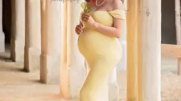 Wanita yang sedang hamil besar ini mengenakan gaun kuning seperti karakter Belle dari film 'Beauty and The Beast'. Dalam konsep pemotretan ini, Vic dan Marie menampilkan para ibu yang sedang hamil besar bak putri Disney. (Instagram/vicandmariephotography)