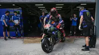 Pebalap Yamaha Monster Energy, Fabio Quartararo memacu motornya meninggalkan pit lane saat sesi tes pramusim MotoGP 2023 yang berlangsung di Sirkuit Sepang, Malaysia, Sabtu (10/02/2023). Seperti sebelumnya, hanya ada lima tes pramusim resmi yang diizinkan, yaitu di Malaysia (10-12 Februari) dan Portugal (11-12 Maret). (AFP/Mohd Rasfan)