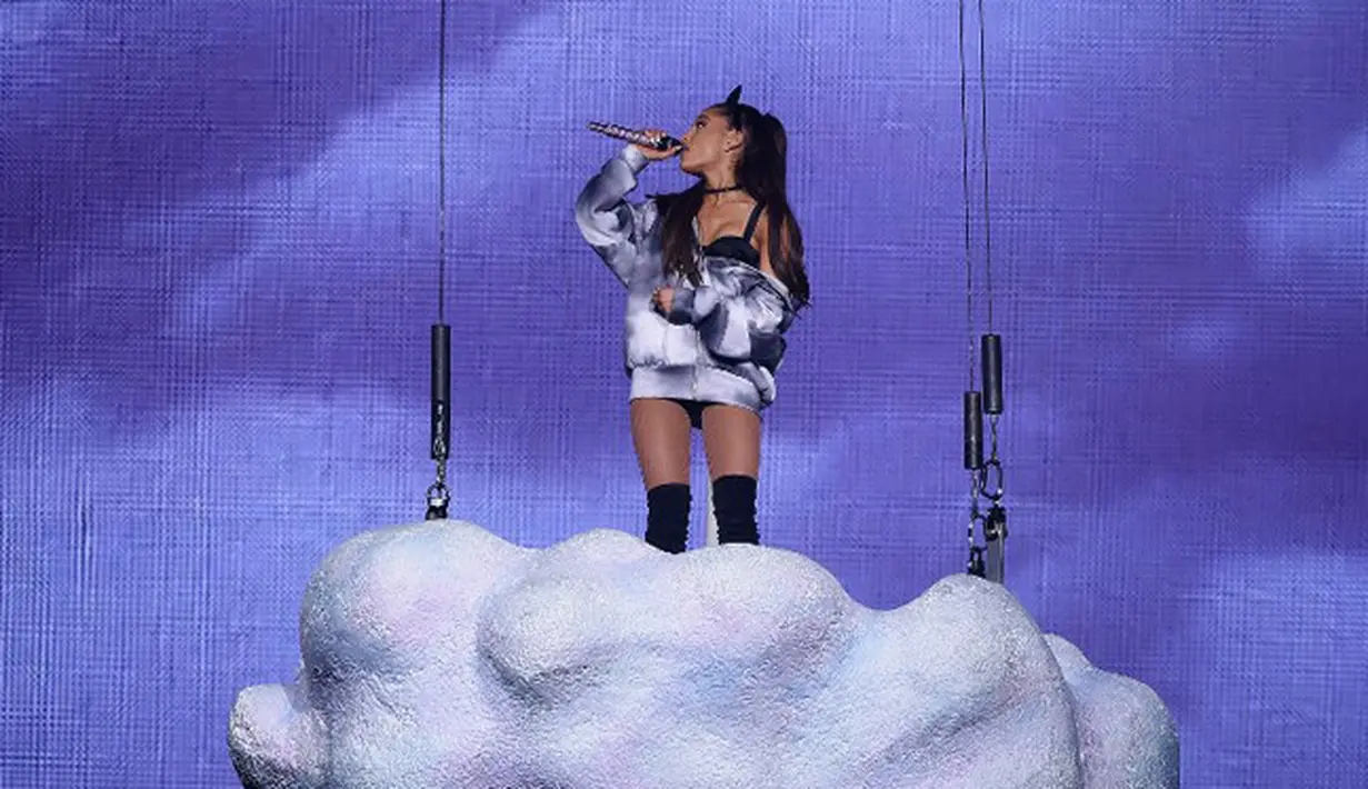 Ariana Grande baru saja menggelar konsernya di Kosta Rika pada Minggu (9/7/2017), namun ada hal yang kembali menyedihkan. Konsernya tersebut kembali mendapat ancaman bom, namun untungnya tak sungguhan terjadi. (AFP/Bintang.com)