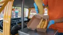 Emad Abdeljawwad menjual hot dog dan minuman dari mobil van yang telah diubah di Ramallah, Tepi Barat, 23 September 2020. Dengan sebagian besar restoran tutup karena pembatasan COVID-19, food truck telah memungkinkan pengusaha Palestina untuk menemukan cara tetap bekerja. (AP Photo/Nasser Nasser)