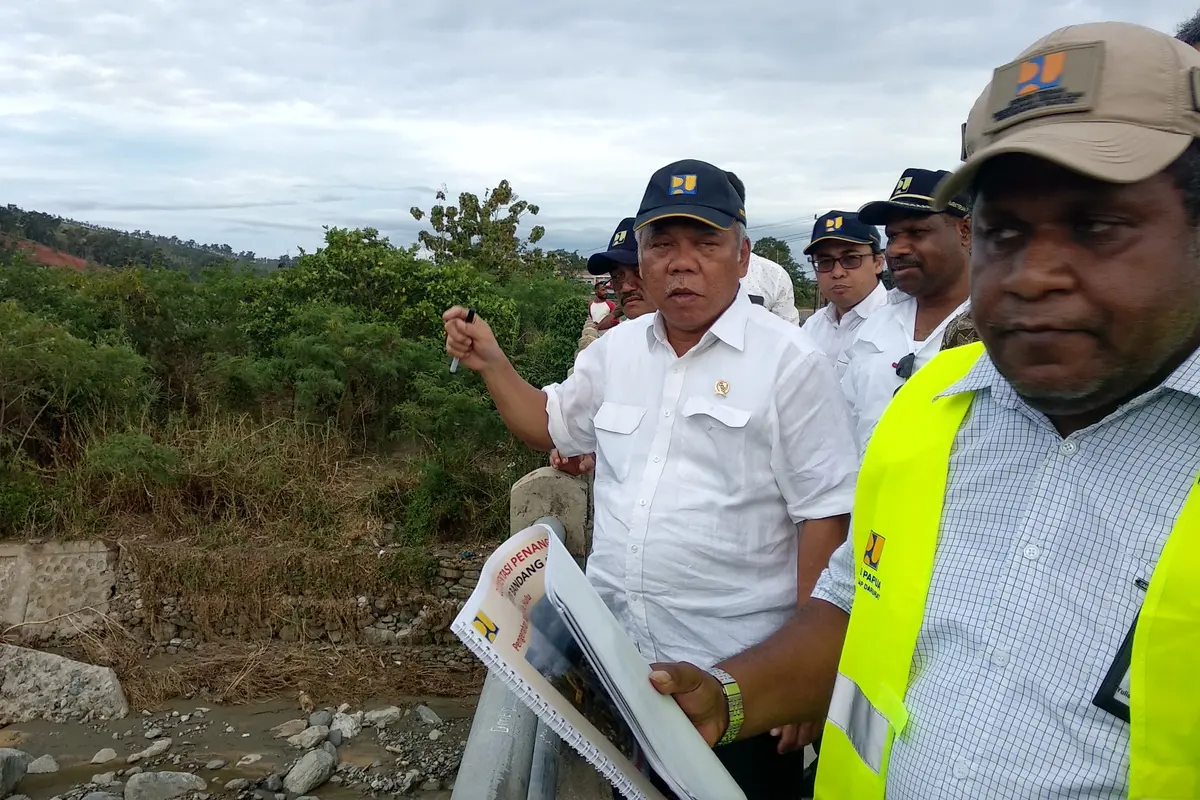 Menteri Pekerjaan Umum dan Perumahan Rakyat (PUPR) Basuki Hadimuljono mengunjungi lokasi banjir bandang Sentani di Kampung Doyo Baru, Papua. Liputan6.com/Maulandy