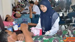 Citizen6, Sidoarjo: Memperingati HUT TNI KE-67 2012, Kogartap III Surabaya bekerja sama dengan PMI UPTD Kabupaten Sidoarjo menyelenggarakan kegiatan kemanusiaan yaitu Donor Darah yang digelar di Hotel Sun City, Sidoarjo (25/9). (Pengirim: Budi Abdillah).