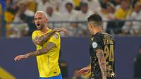 Ekspresi kekecewaan pemain Al Nassr, Marcelo Brozovic (kiri), saat melawan Al Taawon dalam laga pekan ke-2 Liga Arab Saudi 2023/2024 yang berlangsung di KSU Football Stadium, Sabtu (19/8/2023) dini hari WIB. (AFP/Fayez Nureldine)