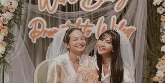 Enzy Storia dan Jessica Mila tampil twinning saat bridal shower dengan robe satin/ [Foto: Instagram @jscmila]