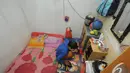 Ninih saat berada di dalam kamar kontrakannya di daerah Pejompongan, Jakarta. Foto diambil pada Selasa (9/12/2014). (Liputan6.com/Herman Zakharia)