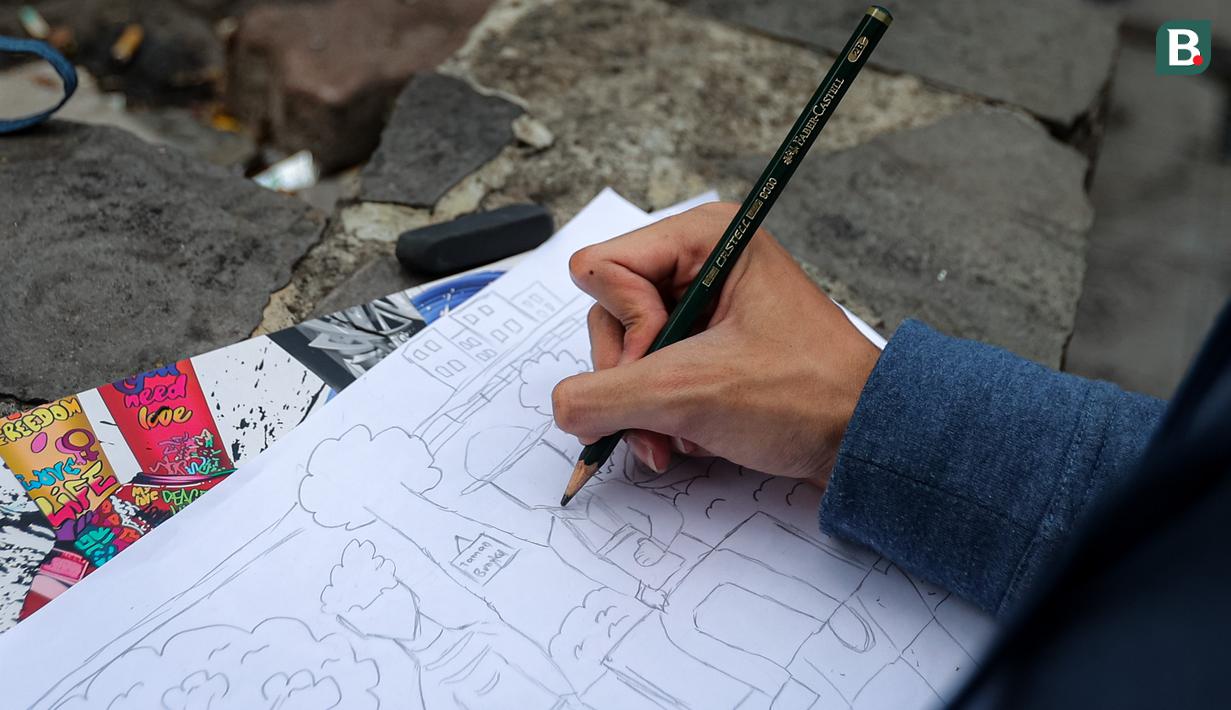 <p>Seorang pelajar SMA Negeri 10 Surabaya sedang menggambar aktivitas di Taman Bungkul yang terletak di Jalan Raya Darmo, Wonokromo, Surabaya, Selasa (14/11/2023). (Bola.com/Bagaskara Lazuardi)</p>