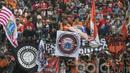 Suporter Persija Jakarta, The Jakmania, memadati stadion saat laga uji coba melawan Cilegon United. Seperti biasa The Jakmania menunjukan loyalitasnya dengan memberikan dukungan kepada Ismed Sofyan dan kawan-kawan. (Bola.com/Vitalis Yogi Trisna)