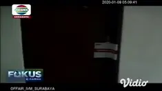 Bupati Sidoarjo Saiful Illah yang terjaring operasi tangkap tangan (OTT) tiba di gedung KPK. Saiful Illah didamping petugas KPK.