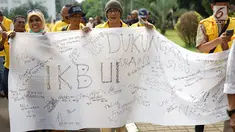 Ikatan Keluarga Besar UI (IKB UI) menggelar aksi solidaritas di Kampus Universitas Indonesia, Jakarta, Jumat (17/5). Aksi tersebut untuk memberikan dukungan kepada dokter Ani Hasibuan yang dilaporkan atas tuduhan penyebaran informasi yang menimbulkan rasa kebencian. (Liputan6.com/Immanuel Antonius)