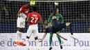 Gelandang PSG, Julian Draxler, melakukan tendangan salto saat melawan AS Monaco pada laga Ligue 1 di Stadion Parc des Princes, Prancis, Minggu (15/4/2018). PSG menang 7-1 atas Monaco. (AFP/Thomas Samson)